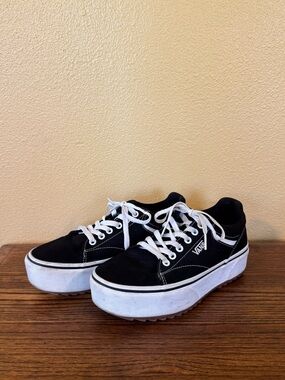 Vans Seldan Platform Sneaker - Size 7.5